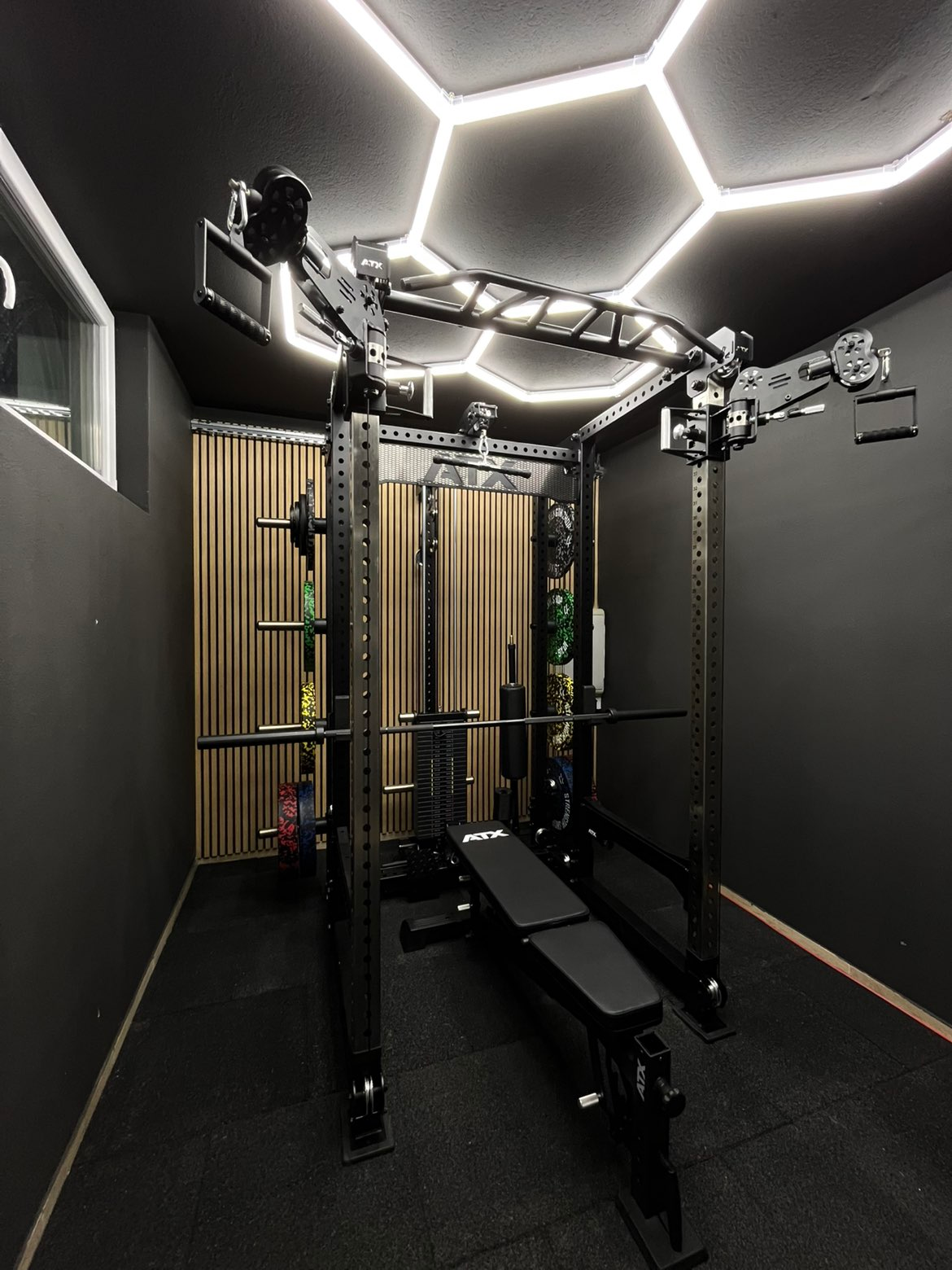 Privat gym AP Performance z ATX rackom in hexagon LED lučmi